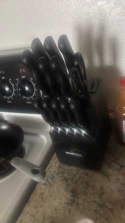 Knife set! New!with built in sharpener, comes with scissors !