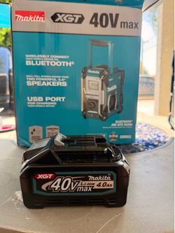 Makita 40 V Speaker Bluetooth job site radio and battery 4.0