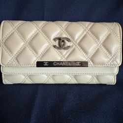 Design cream quilted wallet