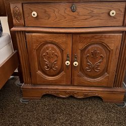 Queen solid oak bedroom set    2 night stands. Dresser. Headboard and footboard
