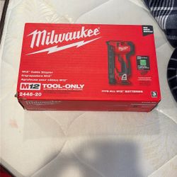 staple gun MILWAUKEE 