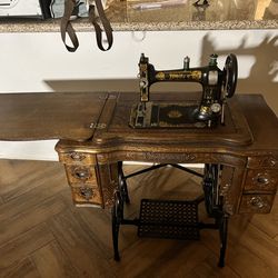Whites 1913 Family Deluxe Sewing Machine