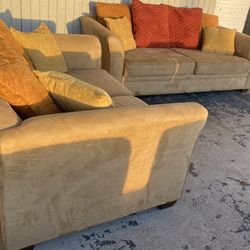 Beautiful Couch & Loveseat! Free Delivery!