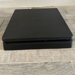 PS4 Slim 