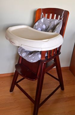 Eddie Bauer Wooden  Baby High Chair, Removable Tray, Safety Harness in Great Condition