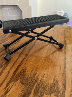 Guitar footrest adjustable