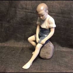 Vintage porcelain figure. Collectible