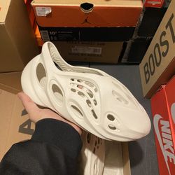 Adidas Yeezy Ararat Foam Runners size 9 VNDS