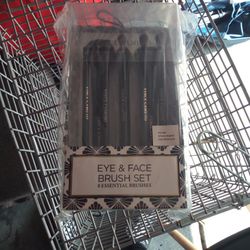 Vince Camuto Brush Set