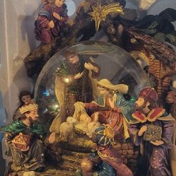 Musical waterglobe Baby Jesus Manger