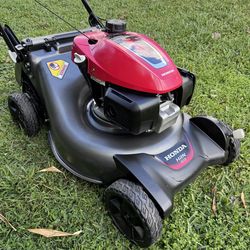 IMMEDIATELY AVAILABLE COUPLE TIMES USED SELF  PROPELLED HONDA HRN-216. /170cc. 21 in. 3-in-1 .WORKS FLAWLESSLY.  TWIN BLADES . VARIABLE SPEED WALK BEH