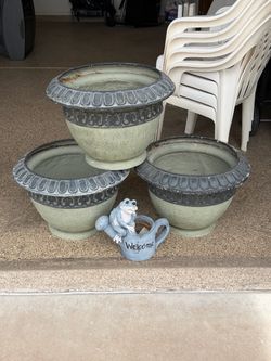 Large planter set with bonus frog planter