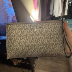 Michael Kors Wristlet 