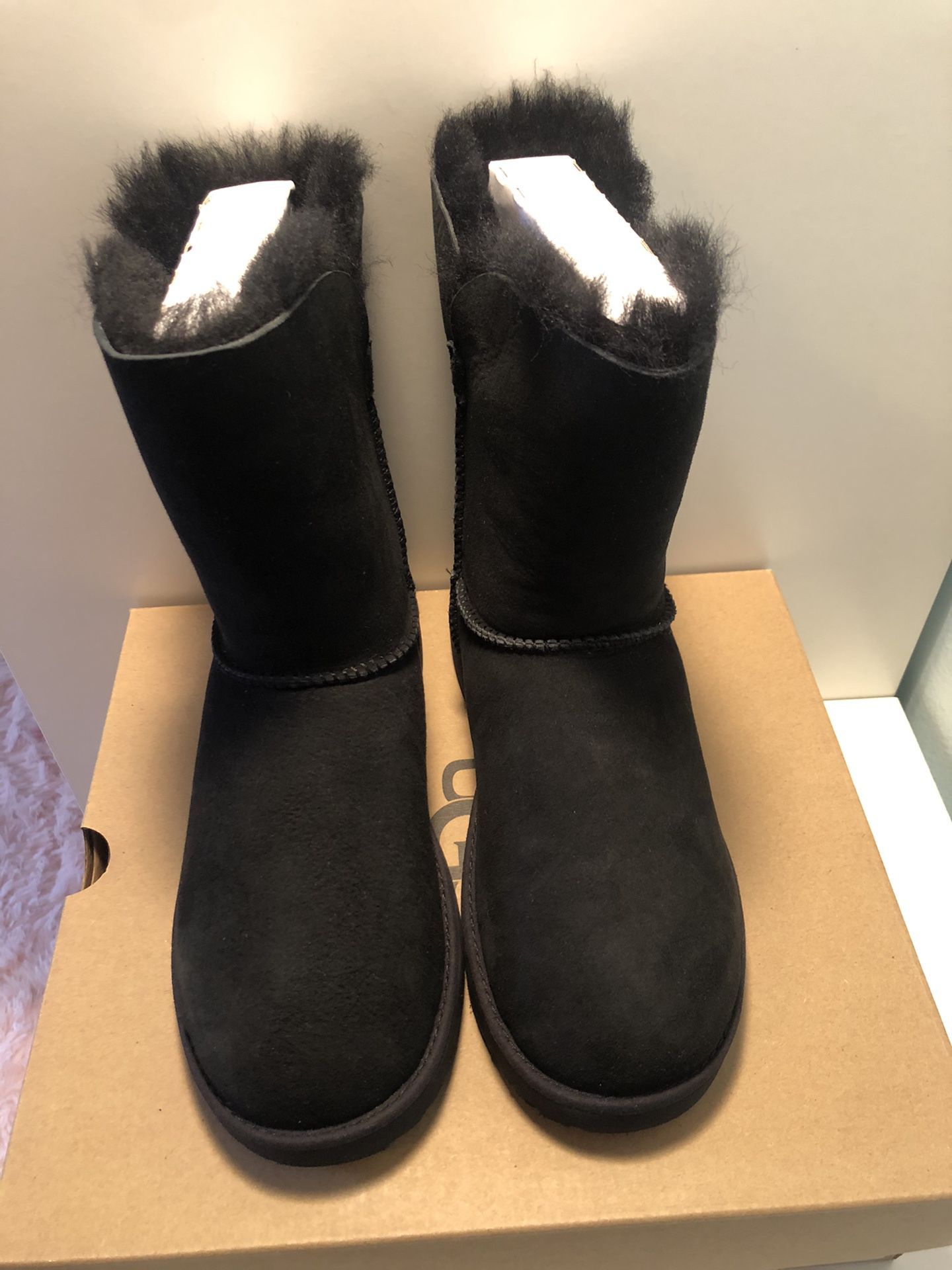 Women’s Uggs; Size 6