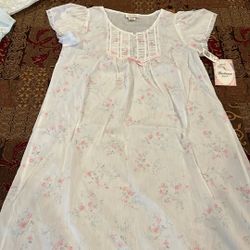 NWT Ladies Barbizon Night Gown