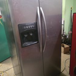 Frigidaire 26 Cubic Feet Stainless Side By Side REFRIGERATOR 