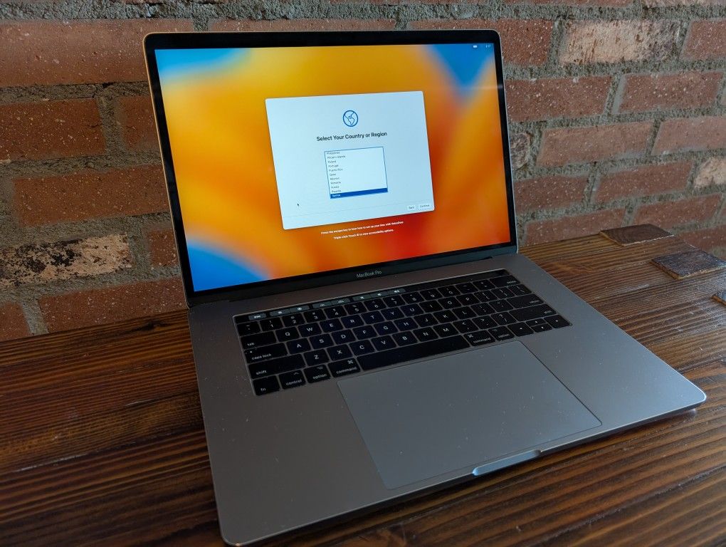 Apple MacBook Pro i7 7th Gen 2.90GHz 16GB/500GB SSD Laptop (A1707) - 253 Cycle