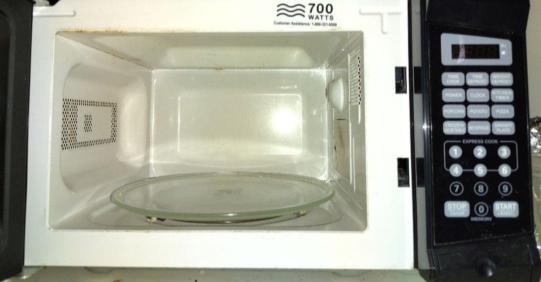 RIVAL MICROWAVE 700 WATTS * CLEAN WORKS WELL
