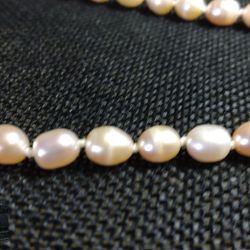 AND NOTED PEACH PEARL NECKLACE.  20 IN LONG. (N-11217)