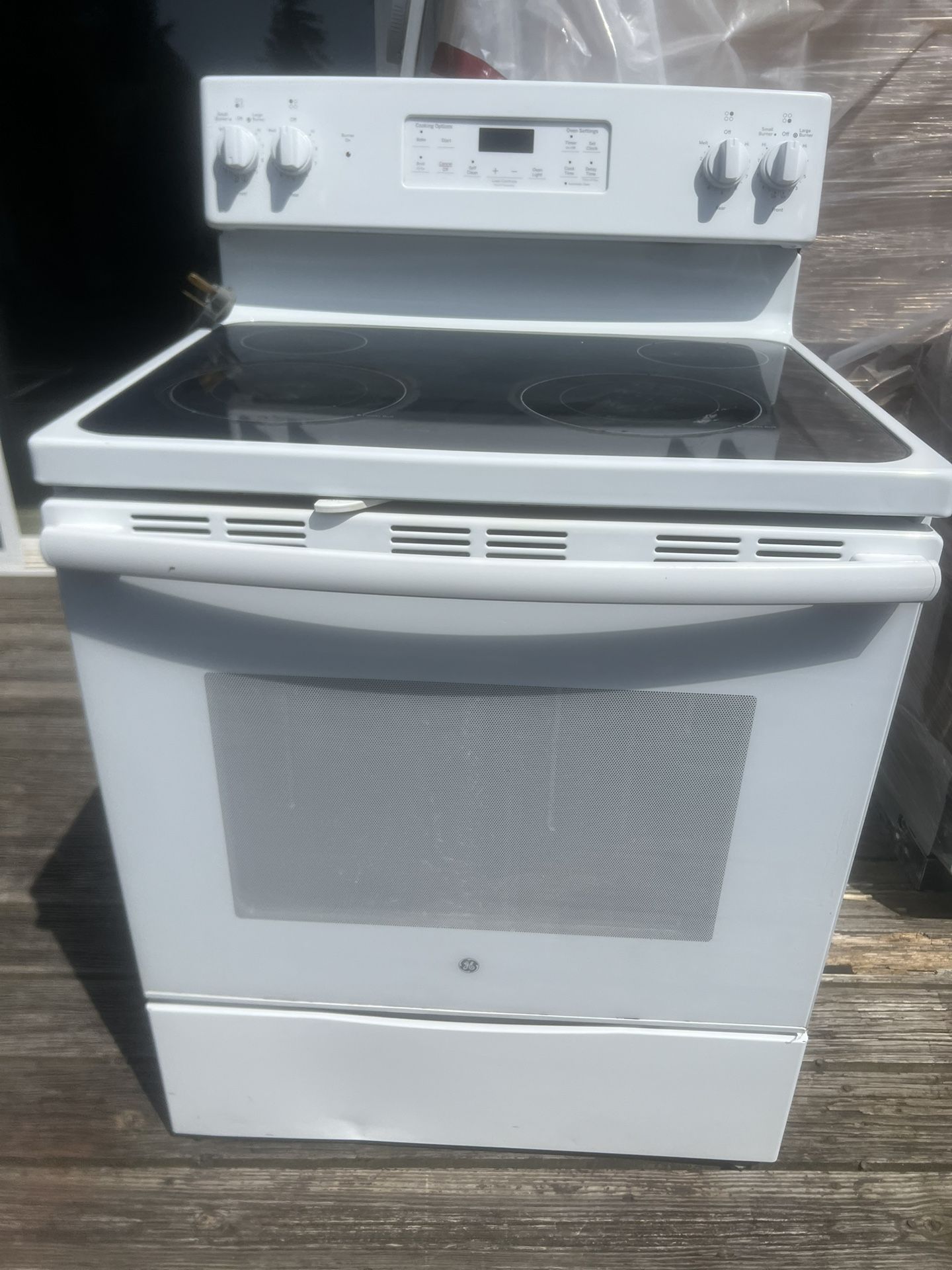GE Glass Top 4-burner Range/Stove