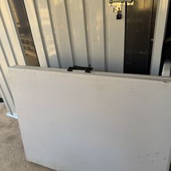 Todo Por $65 2 Mesas Una Caja De Juguetes Trastes Alfombra Y Otras Cosas Por $65 