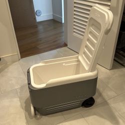 Igloo chest with wheels and pull