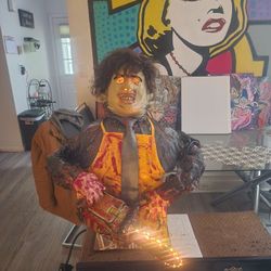 Leatherface TEXAS CHAINSAW MASSACRE ANIMATRONIC BUST (HALLOWEEN DECORATION)