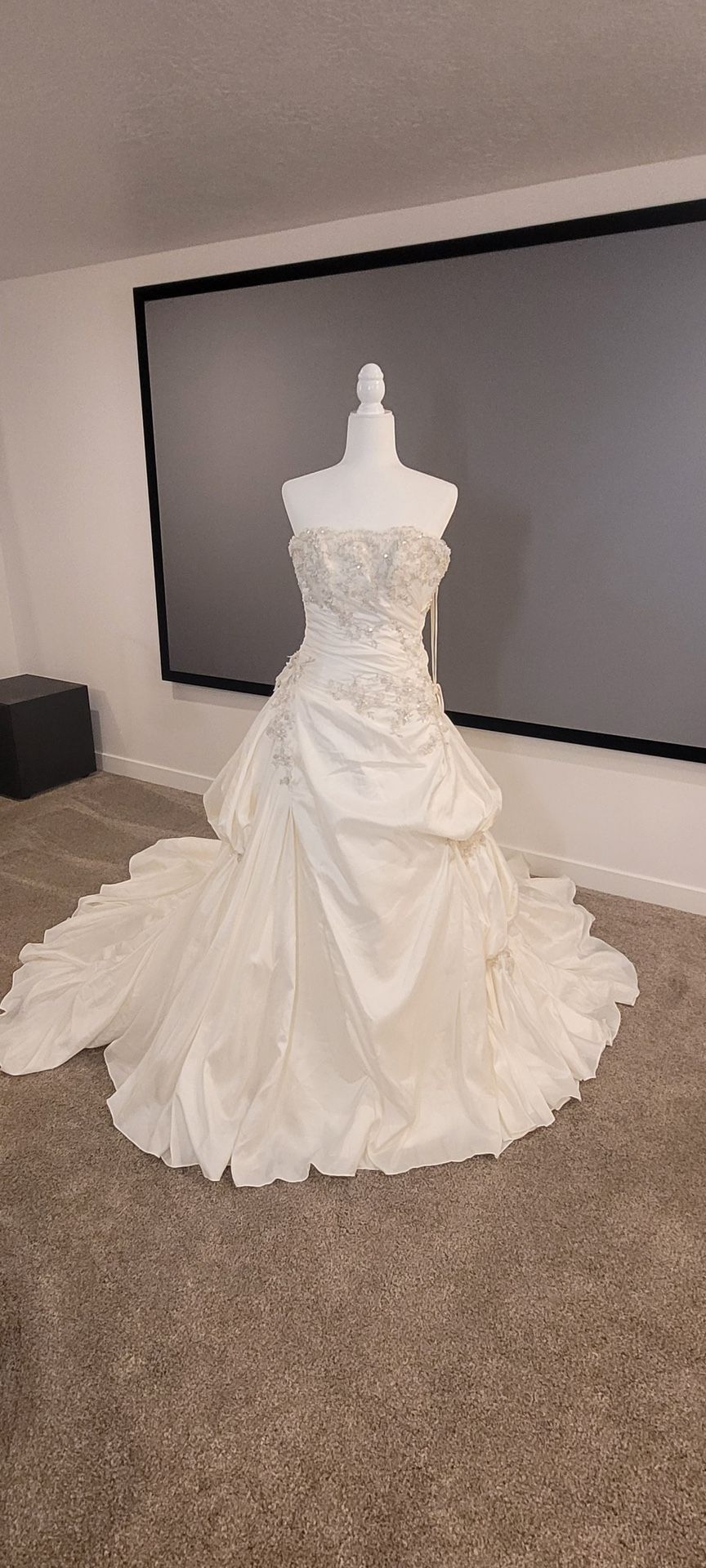 NWT Stunning Maggie Sottero Haute Couture Silk Ballgown Wedding Dress Size 4