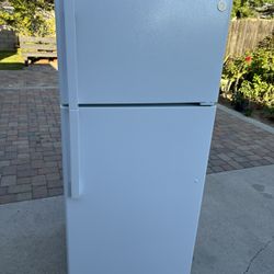 WHITE GE REFRIGERATOR 