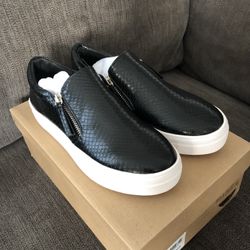 Brand New! Vegan Leather women’s size 6 Steve Madden Sneakers 