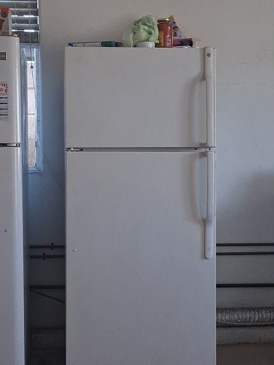 Like NEW Refrigerator 