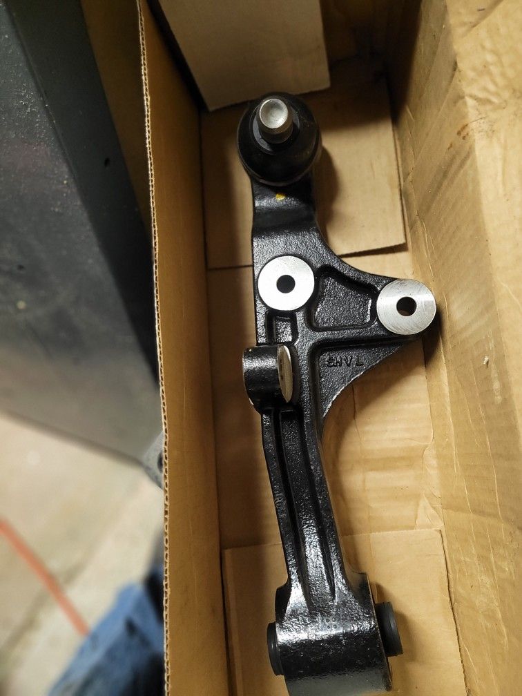 2002-2005 Kia Sedona lower control arms