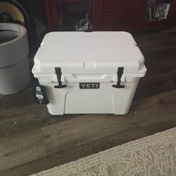 Yeti Tundra 35: 25 Quart Cooler 