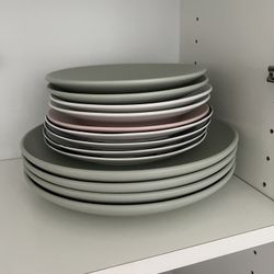 Set Of Plates. Free