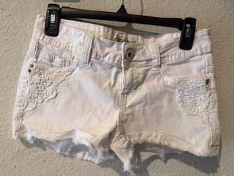 Amethyst Women’s White Jean Shorts Size 3
