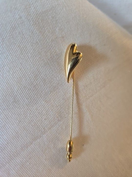 Vtg. Signed Crown Trifari Gold Tone Heart Shape Stick Lapel Pin Brooch Very Rare!