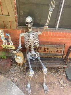 5ft poseable  skeleton Halloween decor