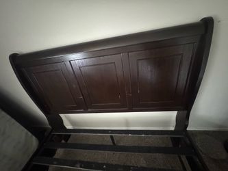 Queen sized bed with storage drawers