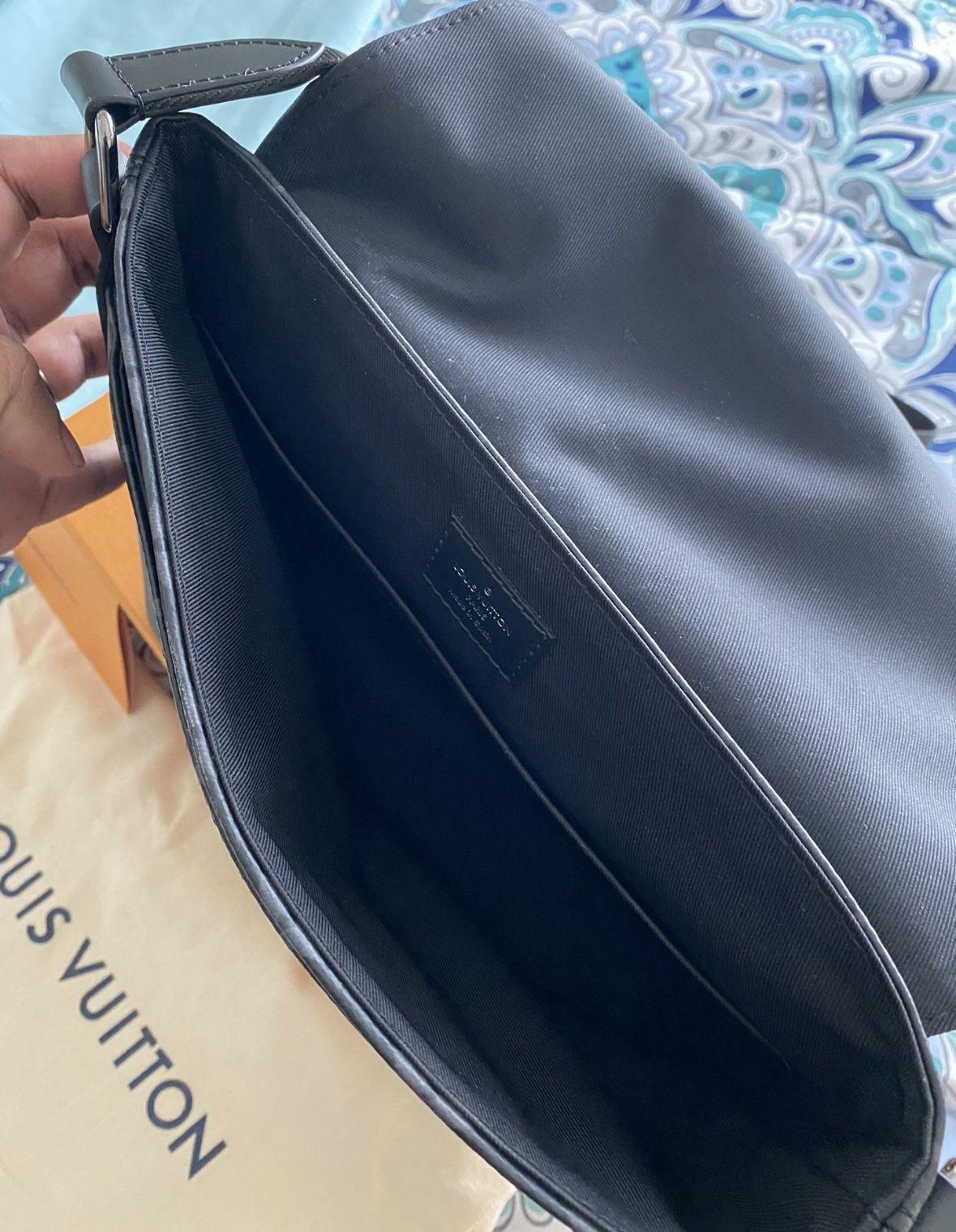 louis vuitton district pm messenger bag for Sale in Rockaway Beac