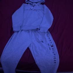 worth 180$ brand new tommy hilfiger sweatsuit grey 