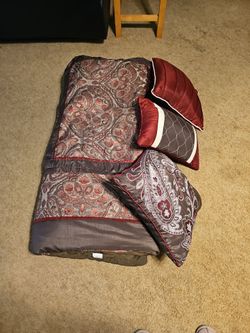 Queen Comforter set- 2 standard shams- 3 throw pillows