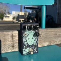 Julia Chorus Pedal