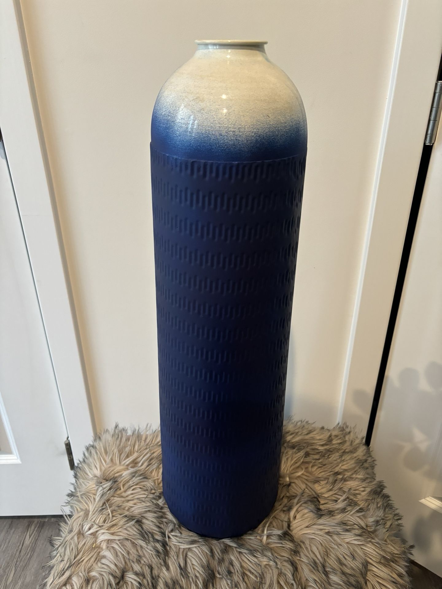Beautiful Blue Vase With Or Without The Flowers