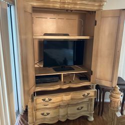 Vintage Solid Wood Armoire / Entertainment Center – Excellent Condition