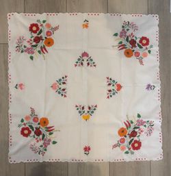 Vintage Hungarian Kolacsa White Scalloped Edge Tablecloth