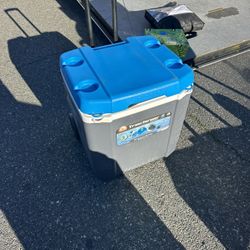 Ice Box / Igloo 60-Quart Transformer Roller Cooler