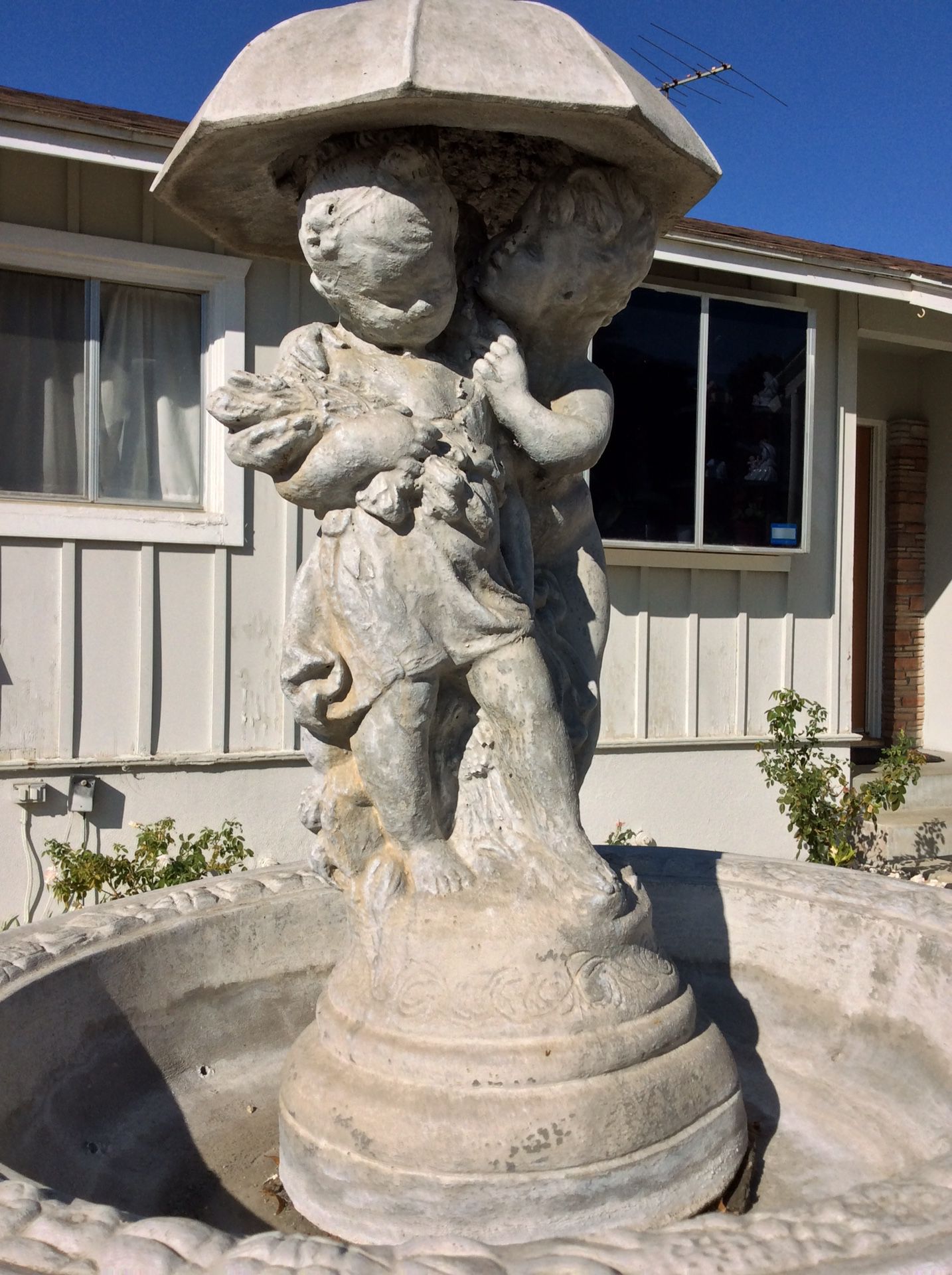 Beautiful water fountain,great condition like new $325 or B.O. serious buyers only.pls 5 foot tall