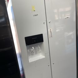 New Scratch And Dent Frigidaire 25 Cu Ft Side By Side Fridge. 1 year Warranty 