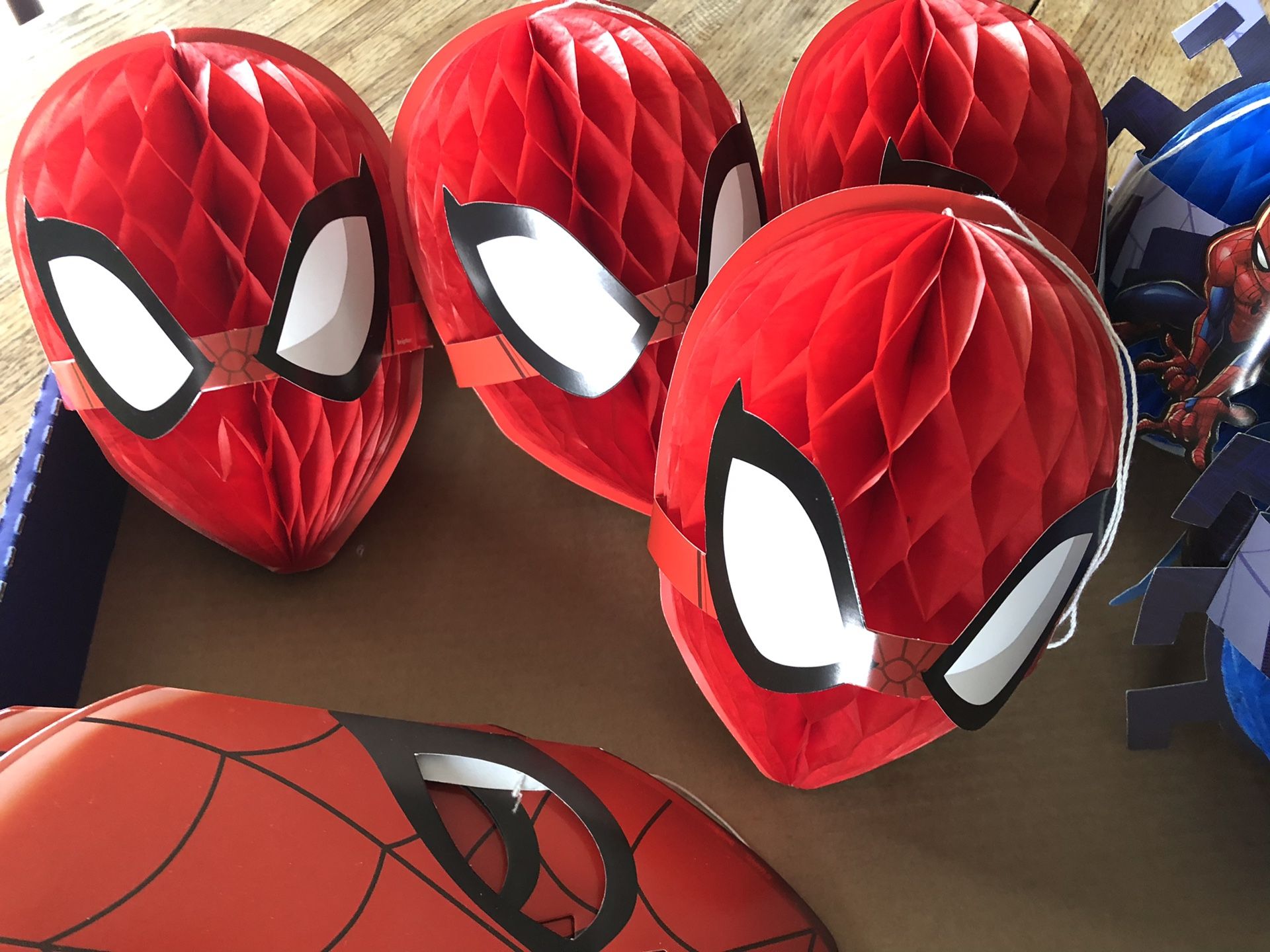 SPIDER-MAN Birthday Party in a BOX (PARTY ITEMS)