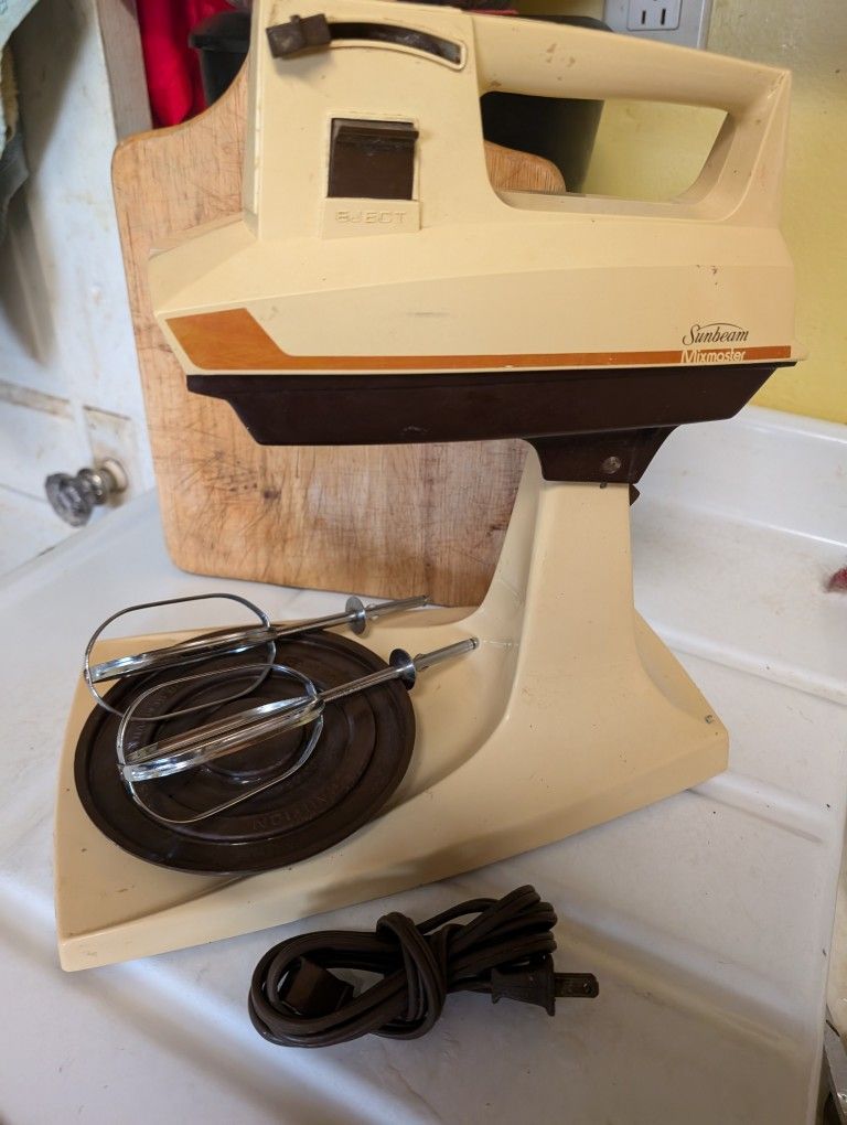 Sunbeam Mixmaster 10 Speed, Works, Cord, Beaters, Left Doesn't Click In, No Bowl (2F)02126 2 - 6w, Use As A Stand Mixer Or Hand Mixer.